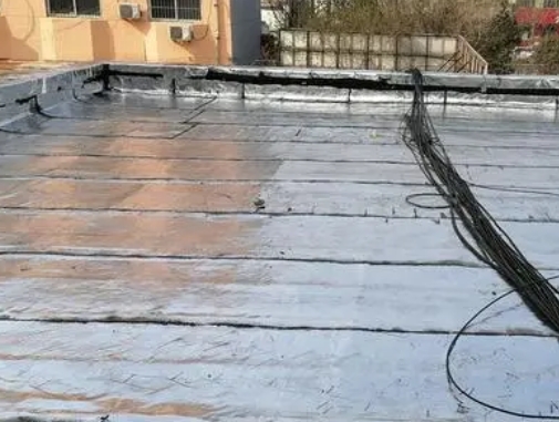 万年卫生间漏水维修公司分享下万年屋面楼顶防水刚性防水层施工要点。